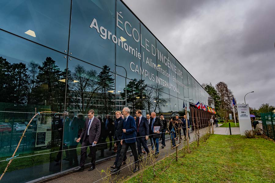 Marc Fesneau et la déléfation de politique visitant le campus d'UniLaSalle Rouen