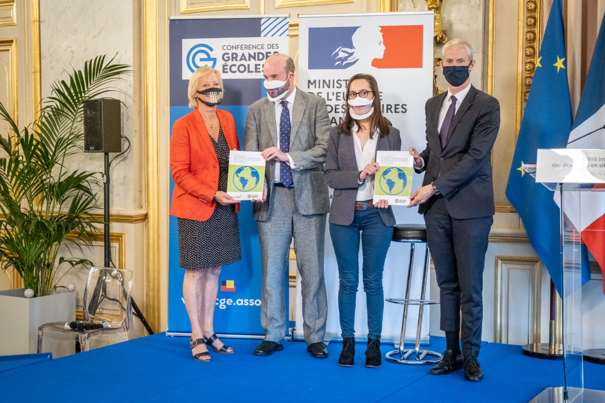 Cérémonie de remise des bourses et de l'étude exploratoire pour la mobilité internationale des étudiants en situation de handicap