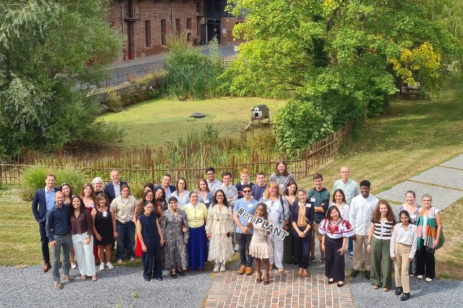photo de groupe des étudiants du Master Erasmus Mundus emPLANT+ et de leurs enseignants dans la cour de l'ancienne ferme d'UniLaSalle