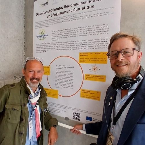 Marc Legras et une autre personnes posent devant le poster OpenPass4Climate