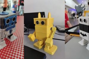3 petits robot d'aspect légèrement humanoïdes