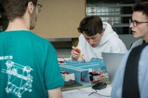 étudiant concentré sur son projet robotique