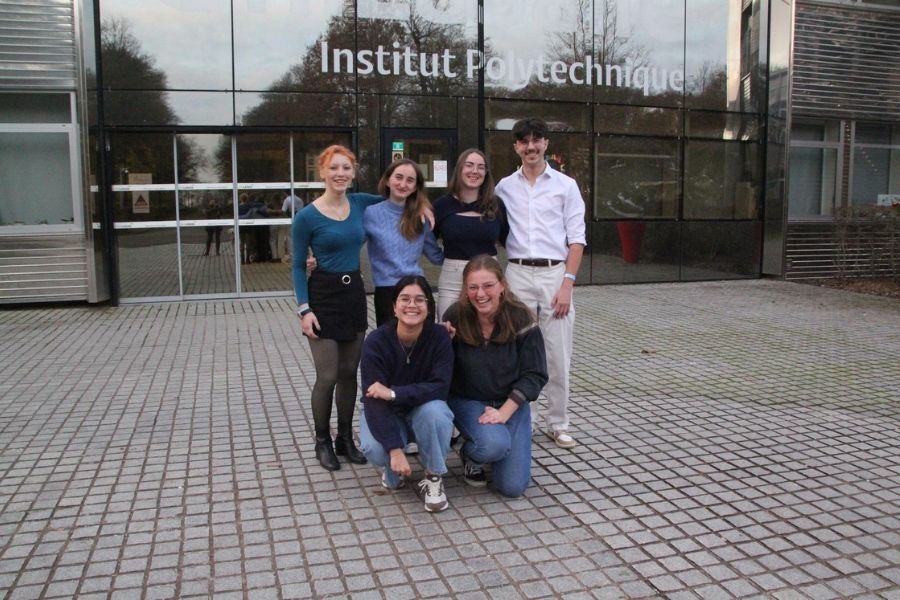 les 6 étudiants du bureau du Student Chapter AAPG-EAGE d'UniLaSalle prennent la pose devant la façade d'UniLaSalle