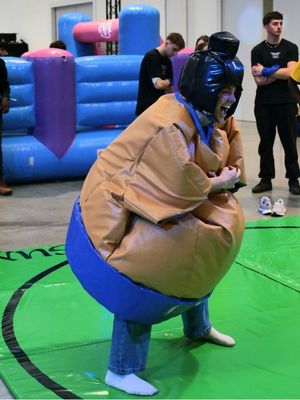 étudiante dans un costume de sumo gonflable