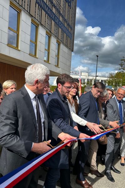 Inauguration officielle par Hervé Morin, président de la région Normandie, Nicolas Mayer-Rossignol, maire de Rouen et président de la Métropole Rouen Normandie, eCaroline Boulocher, directrice de l'École vétérinaire d'UniLaSalle, Sébastien Windsor, président d'UniLaSalle