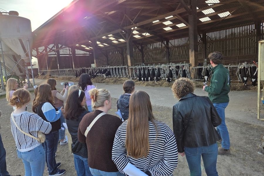 étudiants de l'Université du Missouri visitant une ferme