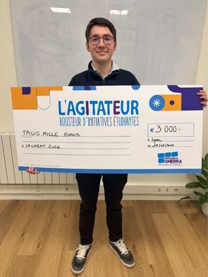 Ugo tenant un chèque géant de 3000 € 