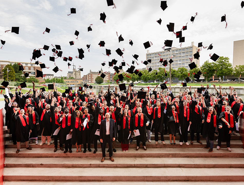 Jeunes diplômés en toge lançant leur chapeau sur les quais de la Somme