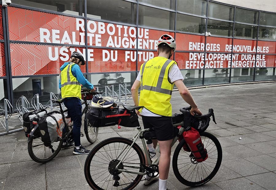 Départ des 2 étudiants amiénois devant la façade du campus d'Amiens