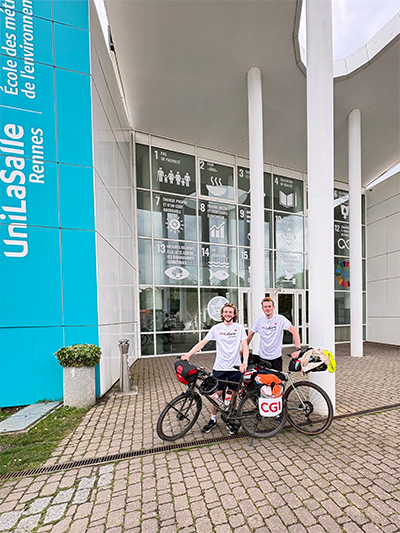 Robin et Pierre devant l'entrée d'UniLaSalle Rennes
