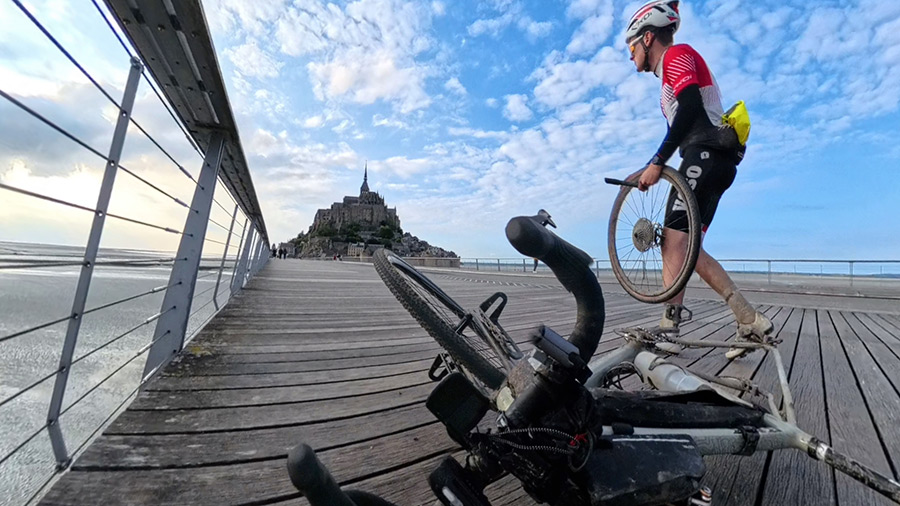 Réparation au pied du Mont-Saint-Michel