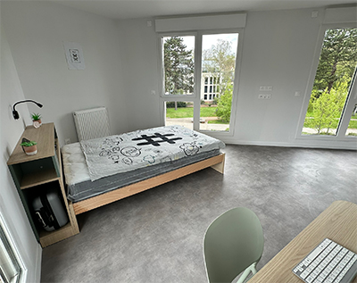 intérieur d'une chambre, côté jardin