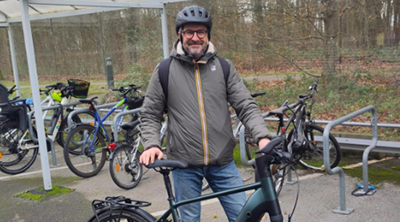 Ludovic Bellenguez et son vélo devant un abri à vélos du campus de Beauvais d'UniLaSalle