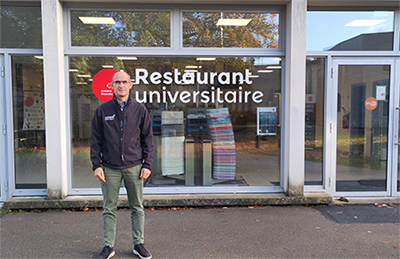 Clément Neveux devant le restaurant CROUS d'UniLaSalle Beauvais