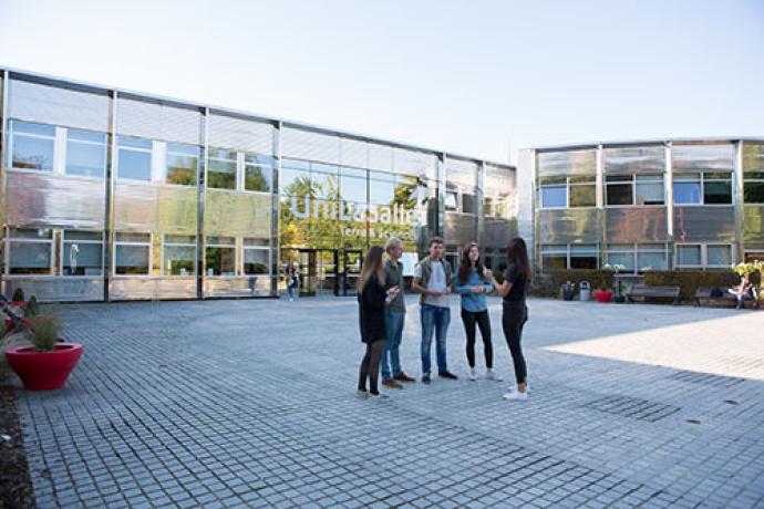 UniLaSalle Campus de Beauvais - étudiants sur le parvis