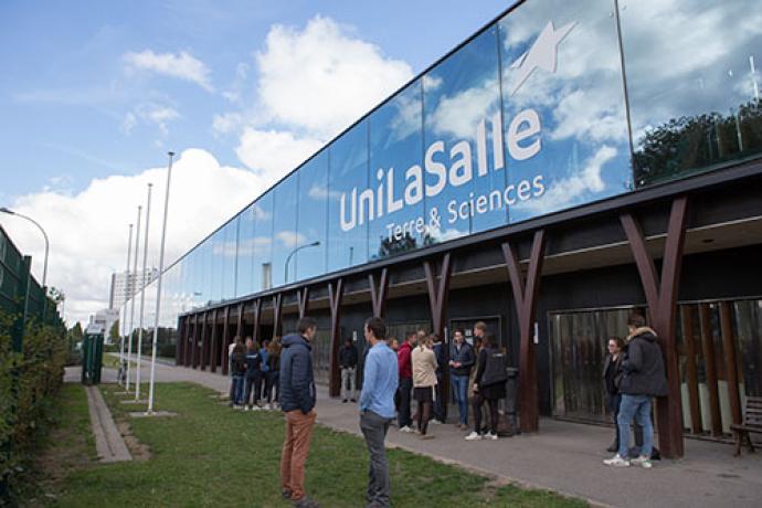 UniLaSalle campus de Rouen - étudiants devant l'entrée