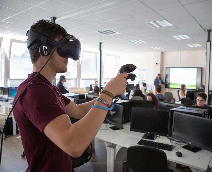 Etudiant testant la réalité virtuelle dans le GéoLab d'UniLaSalle