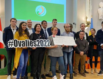 Presentation of the cheque for the 27th UniLaSalle Ovalies