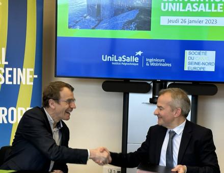 Philippe Choquet et Jérôme Dezobry signé une convention de partenariat le jeudi 26 janvier entre UniLaSalle et la Société du Canal Seine-Nord Europe