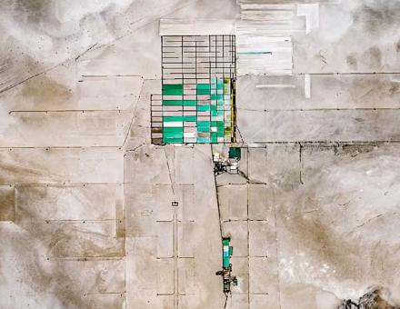 L’un des plus importants gisements de lithium mondial se trouve dans le salar d’Uyuni, en Bolivie. Il est extrait en siphonnant les eaux des bassins d’évaporation, visible sur cette vue satellite. Pierre Markuse / Copernicus Sentinel program / Wikimedia commons, CC BY
