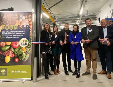 Inauguration du FoodLab : couper de ruban avec les officiels devant la halle