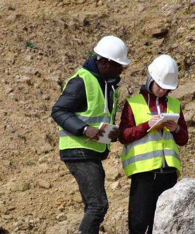 étudiants techniciens en géologie du Bachelor en Géosciences d'UniLaSalle dans une carrière de granulats